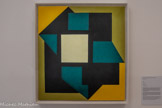 <center>Abbaye de Beaulieu-en-Rouergue  </center>Victor Vasarely (Pécs, Hongrie, 1906 - Paris, 1997) Sénanque III
1953
Huile sur toile.
Héritier des idées du Bauhaus, Victor Vasarely est un représentant majeur de l’abstraction géométrique française, éprouvant la relativité des perceptions visuelles, il reconnaît « que la forme pure et la couleur pure peuvent signifier le monde ». Sénanque III marque son passage à l'art optique, dont il est l'un des pionniers. L’illusion de profondeur et de relief est créée par le dialogue fond/forme, les oppositions rythmique» des couleurs et le décalage entre les plans.