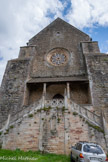 <center>Najac : Église Saint-Jean l’Évangéliste.</center>Edifiée au milieu du XIIIe siècle sous l’impulsion d’Alphonse de Poitiers, comte de Toulouse et frère du roi de France, l’église Saint Jean l’Evangéliste est un parfait témoignage de la reconquête de la région par le pouvoir catholique, au lendemain de la croisade menée contre les cathares.
Caractéristique de l’architecture gothique méridionale. Dirigés par les Dominicains, les travaux furent réalisés par l’architecte bourguignon Bérenger Jornet, entre 1258 et 1280, et se prolongèrent au début du XIVe siècle par la construction du clocher et la pose des vitraux dont les plus anciens sont ceux de la rose occidentale. Côté ouest, là où a pris place un des deux portails, nous pouvons y voir un toit soutenu par deux colonnes doriques ainsi qu’un grand escalier double extérieur, ces ultimes constructions ayant été réalisées au XIXe siècle.