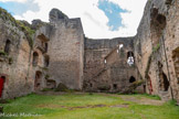 <center>Najac : Forteresse Royale. </center>Partie gauche de la cour avec la tour carrée.