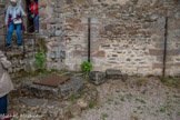 <center>Najac : Forteresse Royale. </center>Une porte basse d’1 m 55 conduit à une terrasse fortifiée. Elle recouvre une citerne à eau d’une capacité de 80 m3. Un chêneau vertical l'alimentait depuis le donjon. Pour servir cette redoutable forteresse, de 30 à 200 personnes étaient nécessaires, en fonction des circonstances, ce qui explique l’importance de cette réserve d’eau.