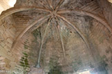 <center>Najac : Forteresse Royale. </center>La salle de garde. Les huit croisées d'ogives sont ornées de culots de lampes dont trois représenten JEANNE DE TOULOUSE, SAINT LOUIS et ALPHONSE DE POITIERS.