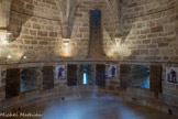 <center>Najac : Forteresse Royale. </center>La CHAPELLE ST JULIEN. Les archères sont habilement dissimulées dans des sortes d'absidioles.