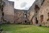 <center>Najac : Forteresse Royale. </center>L'état de vétusté de cette forteresse s'explique par le fait que celle-ci fut vendue comme bien public en 1793. Le nouveau propriétaire l'utilisa comme carrière de pierre durant neuf ans. L'effondrement d'un mur, tuant trois ouvriers, en arrêta le démantèlement... Racheté en 1905, elle demeure encore aujourd’hui une propriété privée.