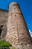 <center>Najac : Forteresse Royale. </center>Le donjon. Le bas des archères du mileu est en forme de triangle.