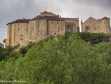 <center>Bruniquel</center>Le château jeune (à gauche), construit entre 1484 et 1510, conserve un air sévère de forteresse malgré des réaménagements internes, des percements de fenêtres aux XVIIe - XVIIIe siècles, et l'ajout d'une élégante porte sculptée en 1683 à l'entrée de son escalier. Forts d'un riche passé, le village et les châteaux, propriété de la commune depuis 1987, sont une image symbolique du Tam-et-Garonne.