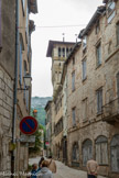 <center>Saint-Antonin-Noble-Val </center>VIIIème  au XIIème siècle.
 La ville est sous l'autorité d'un Vicomte. L'artisanat et le commerce sont prospères. Une classe de commerçants et de bourgeois se développe. Témoins les grandes maisons de pierre aux fenêtres géminées et la Maison Romane. Maison Vicomtale (1125), un des plus anciens et plus beaux spécimens de l'architecture Romane civile de France. C'est au XIIème siècle que les Vicomtes commencent à perdre de leur pouvoir et concèdent à la ville une charte des libertés droits et coutumes (1140-1144). C'est l'une des premières chartes accordées en France par le régime féodal.