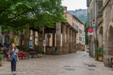 <center>Saint-Antonin-Noble-Val </center>XIIIème  au XIVème siècle. Lors de la Croisade contre les Albigeois - les Croisés, conduits par Simon de Montfort, assiègent Saint-Antonin en 1212. La ville et l'Abbaye sont en partie détruits. Simon de Montfort devient maître de la ville. Son fils Amaury et son frère Guy de Montfort héritent de Saint-Antonin qu'ils cèdent plus tard, en 1226, au Roi de France Louis VIII. Celui-ci accepte, et l'année suivante, Louis IX (Saint Louis) confirme sa protection à Saint-Antonin qui devient Ville Royale et atteint son apogée. Les Vicomtes, ruinés, abandonnent le pouvoir dès le début du XIIIème siècle. Ils sont remplacés par des Consuls élus pour un an et choisis parmi les familles importantes. Mais dès le XIVème siècle commence la Guerre de Cent ans. À la limite des possessions Anglaises, Saint-Antonin souffre beaucoup. Occupée par les Anglais à plusieurs reprises (1344, puis 1351) elle est reprise par le Roi de France après un siège de deux ans (1352-1354) puis redevient  anglaise de 1360 (traité de Brétigny) à 1369.
• La guerre, les ravages des grandes compagnies, la peste, provoquent une grande misère. L'activité ne reprend qu'à la fin du XIVème siècle.