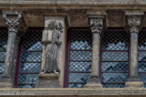 <center>Saint-Antonin-Noble-Val </center>Un programme sculpté illustrant la justice.
Les scènes des 7 chapiteaux historiés des piliers de la claire-voie énoncent clairement la fonction judiciaire de l'édifice face à la place du marché dans le cœur commercial de la cité. A gauche, l’empereur législateur Justinien  présente de sa main droite le livre des Institutes, tandis que sa main gauche, qui porte l'anneau, retient un long sceptre sur lequel repose un oiseau, l'aigle impériale
romaine. La représentation de ce grand législateur rappelle que « nul ne peut être bon sans l'aide des lois et de la justice exercée par le prince ». Son livre est une référence au droit romain, à la justice des hommes.