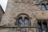 <center>Saint-Antonin-Noble-Val </center>Chacune des deux baies géminées de la tour présente une structure différente. Celle du deuxième niveau comporte un
ébrasement dont l'arc repose sur des colonnes. Les arcs jumelés retombent sur des colonnettes latérales et sur
une colonnette médiane en pierre qui a remplacé une colonnette de bronze. Les trois arcs en plein cintre sont moulurés.
