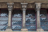 <center>Saint-Antonin-Noble-Val </center>Sur le chapiteau de la médisance : deux grands oiseaux s’apprêtent à arracher la langue du personnage. Chapiteau à décor végétal. La colère : deux hommes luttent en s'empoignant barbe et cheveux.