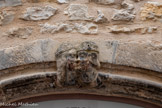<center>Saint-Antonin-Noble-Val </center>La maison de l'Amour (fin XVe siècle) est ainsi dénommée en raison d'une sculpture ornant la clef de voûte de l'arcade principale : le couple de propriétaires se donne un baiser. Plus loin, c'est la maison du Repentir qui offre une représentation inverse, avec deux visages se détournant l'un de l'autre.