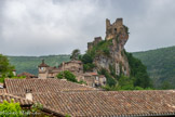 <center>Penne  </center>Le castrum est conquis, vers 1176, par les comtes de Toulouse sur les Trencavel. En 1208, Simon de Montfort est chargé d'éradiquer l'hérésie cathare. En 1223, durant la croisade des albigeois, Amaury de Montfort se rend maître du château. Le manque d'eau et l’absence de renforts obligent les défenseurs à se rendre. Il est repris par les hérétiques peu de temps après. En 1229, lors de la signature du traité de Meaux, le comte du Toulouse est prié de remettre le château au pouvoir royal. En 1243, un nouveau traité réclame encore Penne à Raymond VII. Mais Olivier et Bernard de Penne ne s'inclinent pas face au pouvoir. Ils se soumettent finalement à Alphonse de Poitiers, devenu comte de Toulouse, qui confirme les privilèges des habitants de Penne. Il fait aménager le château. En 1271, à sa mort, Penne est réuni au domaine de la Couronne.