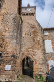 <center>Penne  </center>Eglise Sainte-Catherine. Le beffroi, appelé Porte du Pont, est placé à droite de l'église. Son escalier d'accès est situé le long de la façade latérale de l'église.