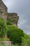 <center>Penne  </center>Le nouveau maître de Penne transforme alors le rocher en forteresse. Sur les bases de l'ancien village fortifié, il fait élever de nouvelles fortifications dont l'immense porterie ou châtelet à son entrée. La place forte a désormais, une double vocation. Au strict plan militaire elle protège la région mais elle abrite surtout les précieuses archives du comté de Toulouse.
Rattachée à la couronne capétienne à la mort du comte Alphonse en 1271, Penne est un poste avancé de la frontière entre la France et l'Angleterre pendant la Guerre de Cent Ans. Ce n'est qu'au départ définitif des Anglais du Quercy que son destin militaire s'atténue.