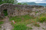 <center>Penne  </center>Basse-cour, sentier des Bonshommes. Dès la fin du XIIe siècle, le site fortifié de Penne est fréquenté par les 