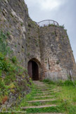 <center>Penne  </center>La porterie et la tour à archères. Il n’y a pas de pont-levis, très rare à cette époque. Les archères permettent au tireur de viser des assiégeants en tir à l'arc tendu, frontal ou plongeant à courte portée, ou en tir à l'arc parabolique à plus longue portée.
Les étriers, élargissant la base des archères, améliorent le tir plongeant.
