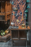 <center>Penne  </center>Petit banc. XVe siècle. Bois de chêne Flandres. Les panneaux en « parchemin plissé » ou « plis de serviette », comme sur la façade du banc ici, s’inspirent des formes que prend le cuir en se racornissant. A droite, Chandelier à double branches pivotantes muni de binet (petit ustensile qu'on met dans le chandelier permettant de brûler la bougie jusqu'à la fin) repercé. XVe siècle. Flandres. Laiton. Un pique-cierge est un chandelier comportant une pique pour embrocher les bougies. Cuillères à ragout Cuillères individuelles XVe siècle Bronze. Souvent chacun portait sa cuillère sur lui, comme on porte de nos jours un couteau de poche. Puisette, XVIe siècle, bronze. La puisette est une sorte de marmite suspendue avec deux becs verseurs ; elle servait au lavage des mains.