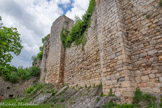 <center>Bruniquel</center>Les extérieurs du Château Jeune. On attribue à la reine mérovingienne Brunehaut ou Brunehilde (vers l’an 600), la fondation du village et d’un premier château sur l’emplacement déjà occupé à l’époque romaine par un castrum (camp fortifié).

Sur les ruines de ce premier château a été construit l’actuel «château vieux», au 13ème siècle. Propriété des comtes de Toulouse, il est habité par les vicomtes de Bruniquel.

Au milieu du 15ème siècle, le vicomte en querelle avec son fils, décide de vendre les terres situées à l’est de son château à un cousin, Maffre de Comminges. Après quinze années de procès qui opposeront le père et le fils, le cousin pourra enfin acheter les terres afin d’y construire son propre château entre 1485 et 1510. C’est pourquoi il existe sur le même site deux châteaux : le vieux et le jeune.