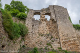 <center>Bruniquel</center>Les extérieurs du Château Jeune. Pendant trois siècles les deux branches de la famille ne cesseront de se quereller. Le «château vieux» porte encore aujourd’hui la trace de ces différentes attaques, notamment la salle dite des chevaliers. A la fin du 18ème siècle, le vicomte du «château vieux» décide de racheter le «château jeune». A la même époque un impôt prélevé sur les ouvertures incitera le vicomte à murer toutes les portes et fenêtres de sa nouvelle acquisition. Seul le «château vieux» continuera à être habité jusqu’en 1980, année de la mort de la dernière vicomtesse de Bruniquel. Le «château jeune» sera laissé à l’abandon pendant deux siècles et sera donc paradoxalement le plus abîmé des deux lorsque la municipalité se portera acquéreur en 1987.