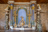 <center>Puycelsi</center>La chapelle Saint Roch. Un très bel autel en bois sculpté; à droite et à gauche deux colonnes composées chacune d'un chêne; tout autour du tronc s'enroulent des guirlandes où se mêlent des feuilles de vignes, des raisins, des fleurs colorées; un très beau retable, un tabernacle en forme d'urne; des chandeliers en forme d'anges porteurs de trident. Le fond de l'autel a été peint au pastel.