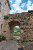 <center>Puycelsi</center>2ème porte de l’Irisou.
C’était là l’ultime défense : elle ne comportait ni fossé, ni pont-levis, ni herse, mais, sur le côté gauche, on remarque encore les gonds qui supportaient une énorme et lourde porte de bois, probablement doublée de plaques de fer, dont les serrures enfonçaient leurs énormes pênes dans les trous qui s'ouvrent à droite; d'autres orifices devaient recevoir l'extrémité de poutres transversales; au- dessus, la voûte supporte le chemin de ronde qui aboutit à une tour décapitée attenant à la maison des Gardes.