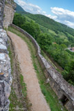<center>Puycelsi</center>Le chemin de ronde. Le village reste blotti à l'intérieur de ses 800 m de remparts, flanqués de tours et percés de portes fortifiées, remparts miraculeusement préservés après tant de sièges, ceux des Croisés de Simon de Montfort, plus tard des Huguenots, ou encore des Anglais pendant la Guerre de Cent Ans.
