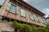 <center>Puycelsi</center>Ancienne gendarmerie.
Rez de chaussée en pierres, étage en encorbellement de briques, galerie en « solane » et ses fines colonnettes de bois qui portent le toit débordant
Depuis la révolution;