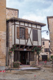 <center>Puycelsi</center>Ancienne mairie, Maison commune. La maison commune recevait le 11 février 1790 son premier maire, Mafre Farjanel oncle, élu par les cent trente électeurs de la commune. Avant ce premier conseil municipal, le territoire était administré par quatre consuls, deux pour le village et deux pour la campagne. Le dernier des consuls était Renaud de Borredon. Au rez de chaussée de la maison commune, se tenait un petit marché, on y trouvait aussi les mesures à grain permettant d’évaluer les récoltes ou de comparer avec le grain provenant de l’extérieur.