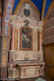 <center>L’église Saint Corneille de Puycelsi</center>La chapelle dédiée à la Vierge, et datée de 1768. L’autel, fait de stuc peint - un matériau très fragile - est une survivance de l’époque
pré-révolutionnaire; le tableau derrière l’autel représente une Pietà avec St Jean.
Le chapiteau situé à droite, représente un chien chassant un gros sanglier, ayant
capturé un mouton. La chasse faisait partie de la vie quotidienne et la capture de
sangliers et de cerfs était habituelle dans la forêt de la Grésigne et dans les
environs.