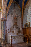 <center>L’église Saint Corneille de Puycelsi</center>La chapelle dédiée au Sacré Cœur renferme un important autel de marbre datant du 19ème siècle. On peut y voir une statue de Jésus avec le Sacré-Cœur. L’autel fut offert par la famille Azemat, celle-là même qui donna le tableau de St Martin. Les sculptures des chapiteaux, comme celles de la chapelle
de Ste Germaine, sont peintes en noir. Plus petites que celles des autres
chapelles, elles représentent les mêmes personnages que les chapiteaux de la
chapelle Ste Germaine. Ces colonnes présentent, à leur base, des sculptures
originales, qui datent peut-être de l’ancienne église. Chapiteau décoré par des figures humaines.