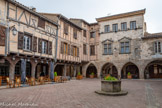 <center>Castelnau-de-Montmiral </center>Place de la mairie.