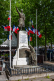 <center>Gaillac</center>La place de la Libération a été entièrement remodelée entre 2009 et 2011. La priorité est donnée aux piétons. C’est à cette époque que le monument aux morts est installé à cet endroit. Ce dernier a été réalisé par Jean Carlus et inauguré en juillet 1922. On y voit un soldat, marchant et portant une gibecière avec le bras droit levé. À ses pieds, une femme en deuil qui montre à son enfant deux tombes avec couronne mortuaire qui viennent d’être creusées