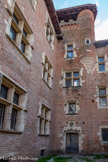<center>Gaillac</center>Hôtel Peyre de Brens. L’édifice compte deux ailes d’inégales importances réunies par une tour d’angle contenant l’escalier. Il est entièrement bâti en briques, de 6 à 7 cm d’épaisseur. À l’intérieur, un grand escalier en pierre occupe la tour et dessert les deux niveaux sans palier de repos avant de donner accès à un autre petit escalier à vis qui dessert la plateforme supérieure de la tour.