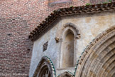 <center>Gaillac</center>L’église Saint-Pierre. Les baies aveugles sont surmontées de deux groupes sculptés. À gauche une scène de l’Annonciation avec la Vierge et l’archange Gabriel. Le second relief, à droite, semble être un calvaire. Au pied de la croix, deux personnages sont debout (probablement Marie et Jean) et un autre à genoux (probablement Marie-Madeleine).