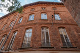 <center>Gaillac</center>Hôtel de Vaissète.
Ce bâtiment était la résidence de la famille Vaissète qui a donné de nombreux magistrats à la ville et de parlementaires à Toulouse.
Comme les familles de Combettes, de Paulo, d’Yversen, les Vaissète s'installent dans la région au XVe siècle, acquièrent une propriété agricole autour de Gaillac, et font construire leur hôtel particulier dans la ville, à proximité de l'abbaye Saint-Michel.
C’est ici qu'est né Joseph de Vaissète en 1685 (Dom Vaissète), co-auteur avec dom Dévie de L'Histoire générale de Languedoc. Il devient en 1710 procureur du roi de la judicature de l’Albigeois au décès de son père qui exerçait cette charge. Mais, attiré par la vie monastique, il entre chez les bénédictins de la Daurade de Toulouse et cède sa charge de parlementaire à son beau-frère Antoine de Combette-Caumont.
Il est plus tard envoyé à l’abbaye de Saint-Germain- des-Prés
Le bâtiment est racheté par la ville dans les années 1990.
