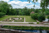 <center>Gaillac</center>C'est à la famille de Foucaud que l'on doit au XVIIème siècle la création de ce jardin qui passa par alliance aux d'Huteau puis aux Puységur qui le vendirent à la ville au début du XXème siècle. L'ensemble bénéficie de la protection au titre des monuments historiques et des sites. La vue cavalière du XVIIème siècle nous situe bien un jardin où l'influence italienne est dominante. Ses concepteurs s'inspirèrent pour le site et le jardin de la villa d'Este à Tivoli. A droite, on aperçoit le pavillon de lecture du XVIIème siècle, rare élément de cette époque. Construit en brique sur plan carré ses quatre angles sont occupés par des tourelles et l'ensemble est recouvert de cinq toitures bombées et dominées par des décors de terre cuite évoquant des divinités marines ou du fleuve tout proche qui proviennent certainement d'ateliers toulousains