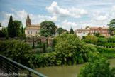 <center>Lisle-sur-Tarn</center>Vue depuis l’entrée principale de la ville avec ses jardins étagés. A gauche, clocher de  l’église Notre Dame de la Jonquière. Lisle-sur-Tarn fut fondée au XIIIesiècle par Raymond VII, Comté de Toulouse. Elle est la seule Bastide Tarnaise de plaine possédant un port.
Son nom vient du fait qu’elle fut implantée sur une île naturelle : une langue de terre dénommée ”ILA” entourée par le Tarn et deux de ses affluents.
Située au cœur du vignoble de Gaillac, Lisle-sur-Tarn, commune de plaine et de coteaux, jouit d’une situation privilégiée à mi-chemin entre Toulouse et Albi.