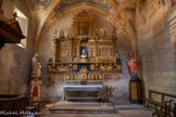 <center>Notre Dame de La Jonquière de Lisle-sur-Tarn</center>Chapelle Saint Eutrope.
Elle est dédiée à Saint-Eutrope, évêque de Saintes au même siècle et martyrisé. Il était l'objet d’une dévotion particulière dans les provinces méridionales et devient patron des tisserands, à Albi, dès 1539.
Les tisserands semblent avoir été nombreux à Lisle dès le Moyen-Age, leur confrérie est la plus ancienne connue.
Dissoute en 1577, lors de l'occupation de la ville par les Huguenots, elle est reconstituée dès 1617. Le grand retable baroque en bois doré, surchargé avec ses colonnes torses, ses spectaculaires têtes d’anges, ses frises et ses corniches, date sans doute du début du XVIIème siècle.
Le bas du retable présente 9 tableaux rappelant les scènes de la Passion.
Le centre est occupé par un lourd buste de Saint-Eutrope contenant les reliques du Saint et de Sainte Estelle, martyrisée avec lui.
Il est couronné par un tableau qui représente, à droite, une religieuse, à gauche, un religieux, tenant chacun dans une main un cœur enflammé et prononçant dans un phylactère des phrases en latin.
Il s'agirait des deux grands mystiques espagnols du XVIème siècle :
Thérèse d'Avila (1515-1582), béatifiée en 1614, canonisée en 1622 ; Jean de la Croix (1542-1591), béatifié en 1675 et canonisé en 1726.