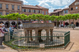 <center>Lisle-sur-Tarn</center>La place Paul Saissac. Au centre de la place, se trouve une fontaine du ’’Griffoul”. La tradition rapporte que Jeanne de Toulouse et Alphonse de Poitiers auraient offert la fontaine aux habitants de Lisle-sur-Tarn au XIIIe siècle. Composée d’un grand bassin dé 8m de circonférence, elle est ornée de décors en relief parmi lesquels la fleur de lis et la croix de Toulouse, indiquant l’union du comté de Toulouse à la couronne dé France. Conservée au parc Rochegude à Albi depuis 1880, elle a retrouvé sa place lors des travaux de rénovation de cette place effectués en l’an 2000.