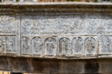 <center>Lisle-sur-Tarn</center>La fontaine du ’’Griffoul”. Elle est constituée d’une cuve en plomb de 8,50 mètres de circonférence  dont les parois ont une hauteur de 0,34 mètres. C’est le résultat de l’assemblage de cinq éléments moulés puis soudés. Deux frises superposées composent son ornementation, celle du haut est constituée de quadrilobes en bas relief, à l’intérieur de chacun d’eux un musicien est représenté. La frise inférieure comporte une série d’arcatures abritant trois personnages cycliques : un évêque encadré de deux desservants. De temps à autre ces séries sont interrompues par une fleur de lys et une croix occitane, en référence aux deux mécènes de la fontaine.