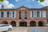 <center>Lisle-sur-Tarn</center>A l’origine, l’actuel hôtel de ville était un hôtel particulier, résidence de la famille de Boisset, qui i occupa de 1640 à 1900. Ils furent les propriétaires du port de Lisle-sur-Tarn au début du XVIIIe siècle. Le bâtiment a été remanié, la façade actuelle est du XVIIIe siècle. Un bel escalier en pierre et une rampe en fer forgé permet d’accéder au premier étage dans la salle des délibérations. Récemment restauré, le grand salon est orné de lambris peints et de peintures sur toile du XVIIIe siècle représentant des scènes