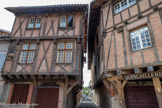 <center>Lisle-sur-Tarn</center>Le mode de construction d’origine a été profondément bouleversé au cours des siècles. Si des structures à pans de bois sont attestées au XIIIe siècle, la plupart des constructions qui subsistent à Lisle-sur-Tarn datent des XVe, XVIe, et XVIIe siècles. Cela correspond à la période de reconstruction au lendemain des guerres de religion. L’architecture civile reposait à l’origine sur l’utilisation de charpentes de bois provenant de l’exploitation des forêts environnantes. Certaines maisons sont à encorbellement dont la technique permettait d’augmenter la surface habitable aux étages. Certaines maisons ont été édifiées en brique crues au XIXe siècle. La brique cuite orne harmonieusement des façades plus riches sur la place de la bastide.