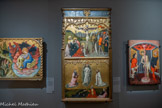 <center>Le musée Goya.</center>Joan REIXACH.
(ACTIF À VALENCE DE 1437 A 1484).
La Crucifixion et la Transfiguration du Christ.
VERS 1468 HUILE SUR BOIS.
Cet élément de retable représente deux épisodes de la Vie du Christ. Dans la partie haute, un écriteau indique «INRI» pour «Jésus de Nazareth, roi des Juifs». Dans la partie basse, la Transfiguration rappelle le changement d’apparence corporelle du Christ révélant ainsi sa nature divine à ses disciples Jacques, Pierre et Jean. Jésus est ici entouré des prophètes Moïse et Élie. D'influence flamande, cette œuvre témoigne d’un souci du détail et présente des personnages graciles, aux vêtements près du corps et aux plis peu abondants.
Les rouges, roses et orangés contrastent avec les fonds d’or guillochés qui séparent le monde divin du monde terrestre. <br>A droite. 
Lluis BORRASSÀ
(GERONE, 1380 - BARCELONE. VERS 1425)
La Flagellation du Christ
S.D.
TEMPERA SUR BOIS.
<br> A Gauche.
Joan MATES.
(VILLAFRANCA DEL PENEDES, VERS 1370 - BARCELONE, 1431).
Saint Jean l’Evangéliste à Patmos.
XVe SIECLE (1er QUART).
TEMPERA SUR BOIS.