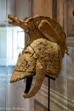<center>Le musée Goya.</center>David Lemarchand
DIEPPE.1674 – LONDRES, 1726)
Casque de George II d’Angleterre
IVOIRE, FER, CUIR.
Ce casque en ivoire, porté lors de cérémonies ou de grandes parades équestres, est un cadeau prestigieux du Roi George II à Jean-Louis de Ligonier (1680-1770), soldat français ayant combattu pour l’Angleterre.
Les plaques d'ivoire sont délicatement sculptées de feuillages et d'animaux fantastiques. Sur la partie haute, trône le dragon de saint Georges, gueule ouverte, flanqué de deux ailes mobiles.
Sous ses griffes, un cartouche porte le nom du Roi George II et la date de son sacre : 1727