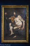 <center>Le musée Goya.</center>Luca GIORDANO
(MAPLES, 1632 – ID, 1706)
Hercule au repos
S.D.
HUILE SUR TOILE
Hercule (Héraclès en grec) est un héros mythologique honoré dans le monde grec. Fils de Zeus et d’Alcmène, l’épouse du général thébain Amphitryon, il est connu pour sa force, son courage et ses nombreux exploits légendaires. Héra, l’épouse trahie de Zeus, est déterminée à tuer les enfants illégitimes de son époux infidèle. Dans un moment de folie inspirée par la déesse, Hercule tue sa femme Mégara et ses fils. Pour expier sa faute, il accomplit les Douze Travaux. Représenté assis les jambes croisées, Hercule tient dans sa main droite une massue et porte sur son épaule la peau du lion de Némée qu’il vient d’étrangler, aucune arme ne pouvant blesser l’animal. Le corps et le visage du héros sont mis en scène dans de violents jeux d’ombre et de lumière hérités du ténébrisme du Caravage. Répandue au XVIIe siècle, cette technique utilise la lumière directe pour produire des effets contrastés avec les zones non éclairées qui servent ainsi de fond au tableau.