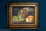<center>Le musée Goya.</center>LuisEg dio MELÉNDEZ
NAPLES, 1716- MADRID., 1780
Nature morte aux figues
Vers 1760 Huile sur toile
Né à Naples dans une famille espagnole d'origine asturienne, Meléndez commence sa formation à Madrid avec son père, puis suit les cours de l'Académie de San Fernando et est l'élève de Louis-Michel Van Loo. Il est surtout actif dans la seconde moitié des années 1700, lorsque le siècle entre dans une phase de transformation décisive en raison de la présence d'étrangers à la cour d'Espagne, des voyages des artistes en Italie et des projets de restructuration de l'enseignement de l'art. Cette période connaît son apogée avec Goya.
Les peintures de Meléndez, généralement très sobres, sont exécutées avec une grande maîtrise du dessin et un réalisme qui s'étend jusqu'aux moindres détails. Ses compositions font la part belle aux recherches d'effets de lumière et sont d'une incroyable intensité qui rappelle les plus belles œuvres de Sánchez Cotán ou de Zurbarán ; en cela, il s'inscrit dans la continuité des grands maîtres de l'art espagnol du XVIIe siècle.
La Nature mort aux figues compte parmi les compositions les plus dépouillées de l'artiste. L'assiette remplie de figues est mise en valeur par le choix restreint et la forme ronde des éléments. Le peintre devait probablement peindre assis et très près du motif, ce qui donne aux objets une monumentalité Inhabituelle.