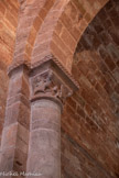 <center>Espalion</center>Eglise de Perse. L' arc triomphal est orné de deux chapiteaux historiés : à gauche sont représentés deux épisodes d’une chasse au lion,