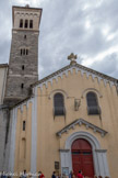 <center>Millau</center>Église Saint-Martin. L'actuelle église Saint-Martin est datée de 1709. Elle est considérée comme la première église paroissiale de Millau, en raison de son vocable, et aurait perdu son titre à l'occasion de la construction de l'église Notre-Dame de l'Espinasse, consacrée en 1095. En 1561, elle est prise par les calvinistes, puis sert de magasin d'artillerie en 1567. 1572 : A la suite du massacre de la Saint-Barthélemy, l’église est détruite. A la fin des guerres de Religion, elle est reconstruite par les Pénitents Blancs. Puis elle est vendue comme bien national en 1794, avec la maison contiguë, à un fournier, Louis Raynal. En 1876, elle porte de nouveau le titre d'église paroissiale. Elle présente un plan allongé surplombée d'un clocher latéral. L'accès se fait au nord, sur la rue Saint-Martin, par un portail orné d'un tympan triangulaire et de deux fenêtres hautes.