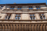 <center>Rodez</center>La maison d'Armagnac. Les styles gothique et Renaissance se mêlent sur la façade : grotesques et encorbellement rappellent le style gothique mais l'ordonnancement symétrique, les médaillons à l'antique et les lucarnes sont de style Renaissance. es deux corps principaux bordent la place de l'Olmet à l'est et la rue d'Armagnac au sud. Leurs façades s'étirent respectivement sur 13 et 15 mètres.