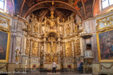 <center>Villefranche-de-Rouergue </center>Ancienne chapelle des Pénitents noirs. En 1709, est commencé le retable en bois doré sur lequel est sculpté différentes scènes de la Passion du Christ, terminé en 1725. La mise en place du retable va diminuer le nombre de fenêtres et réduire l'éclairage.